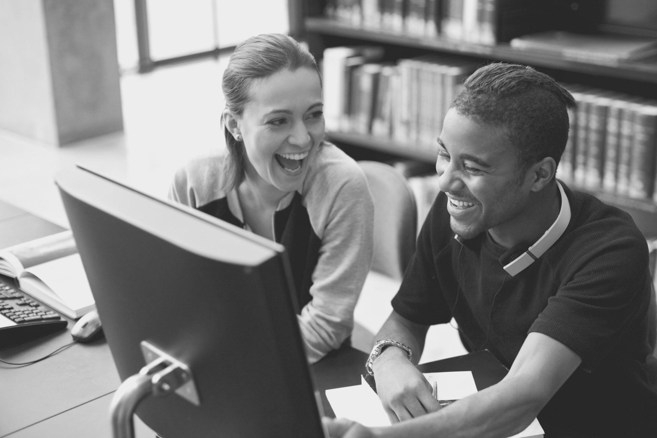 Teilnehmer bei intensiver Workshop-Arbeit an Budget-Strategien