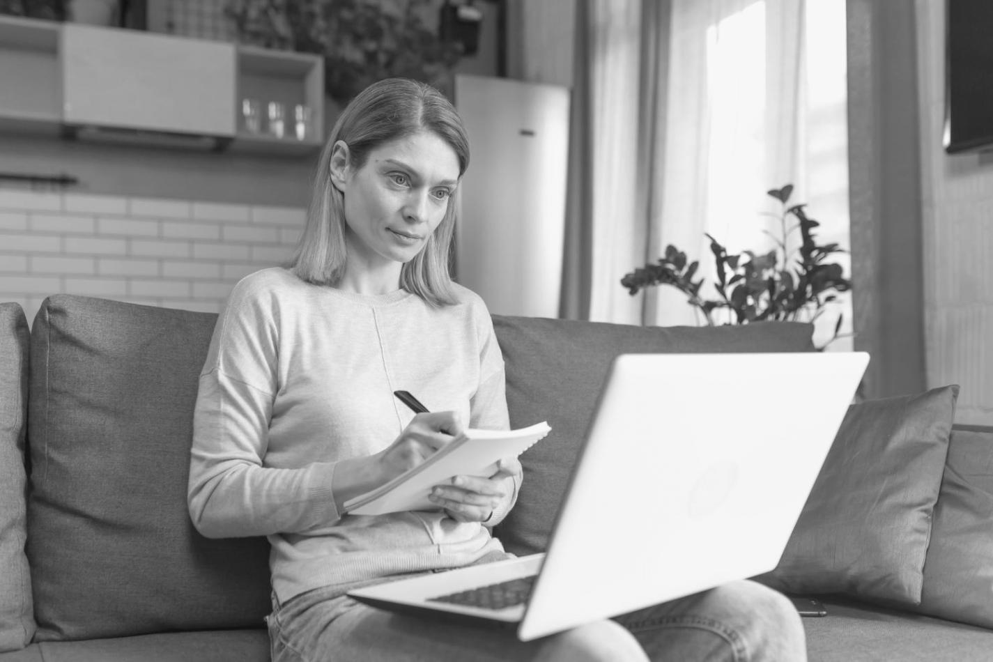 Arbeitsbereich mit Materialien für Budget-Planung